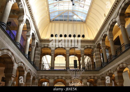 Intérieur de la fin du xixe siècle de style néogothique Magna Plaza Shopping Mall à Nieuwezijds Voorburgwal, Amsterdam, Pays-Bas. Banque D'Images
