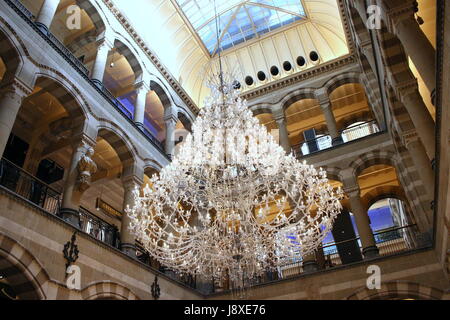 Grand lustre en cristal suspendu dans la fin du xixe siècle de style néogothique Magna Plaza Shopping Mall à Nieuwezijds Voorburgwal, Amsterdam, Pays-Bas. Banque D'Images