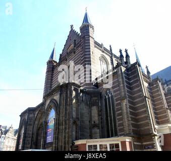 Extérieur de la 15e siècle Nieuwe Kerk (nouvelle église) au centre d'Amsterdam, Pays-Bas. Vu de Nieuwezijds Voorburgwal. (Croix de 2 images). Banque D'Images