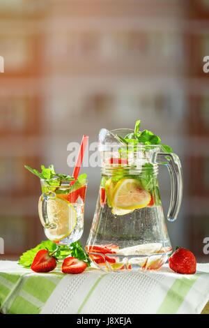 L'été frais boisson saine avec le citron et les fraises avec de la glace. Banque D'Images