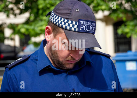 Un officier de la police métropolitaine de mobilier urbain POLSA fixe assurer explosifs ne peuvent être dissimulés dans eux au cours d'un événement public dans le centre de Londres. Banque D'Images