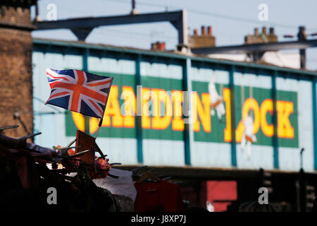 Camden Lock signe et Union Jack Flag vu de distance Banque D'Images