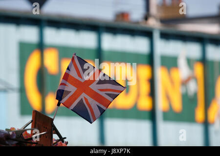 Camden Lock signe et Union Jack Flag vu de distance Banque D'Images