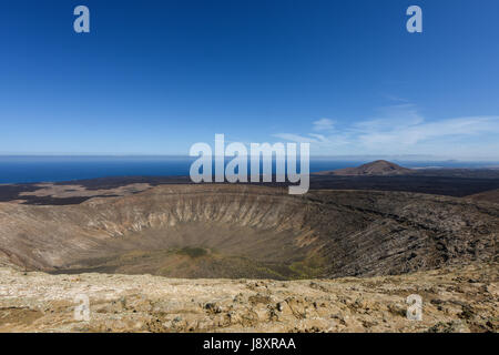 Caldera Blanca dans le Parc National de Timanfaya. Panorame de blanc cratère volcanique de Lanzarote, îles Canaries, Espagne Banque D'Images