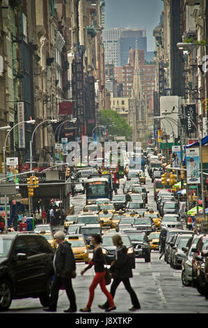 Les piétons traversant Broadway dans la zone de Manhattan Soho Banque D'Images