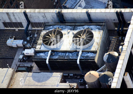 Grand industriel système de climatisation et de châteaux d'eau sur le haut des immeubles à Manhattan, New York City USA Banque D'Images