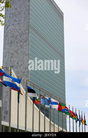 Drapeaux nationaux au secrétariat de l'ONU Tower Building New York USA Banque D'Images