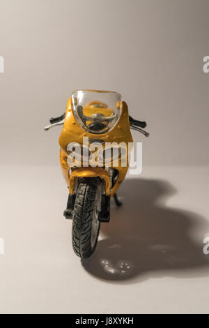 Jaune sport miniature moto, isolé sur fond blanc Banque D'Images