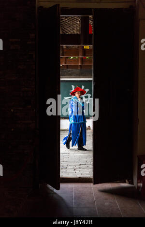 Guilin, Chine. Jeune homme en costume d'un fonctionnaire de la Cour de la Dynastie Qing. Banque D'Images