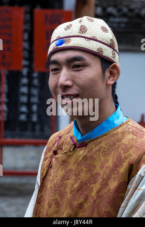 Guilin, Chine. Artiste de l'histoire orale en costume de cour de la dynastie Qing médiévale fonctionnaire. Banque D'Images