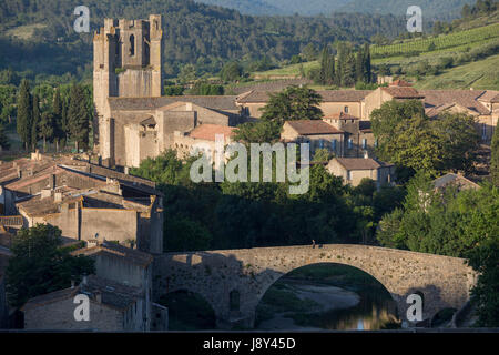 Paysage aérien surplombant le joli village fortifié médiéval français de Lagrasse et de la tour de l'abbaye de Sante-Marie d'Orbieu, le 23 mai 2017, à Lagrasse, Midi-Pyrénées, sud de la France. Lagrasse est répertorié comme l'un des plus beaux villages de France et se trouve sur la célèbre Route 20 Route des vins dans la région de l'Basses-Corbieres datant du 13e siècle. Banque D'Images