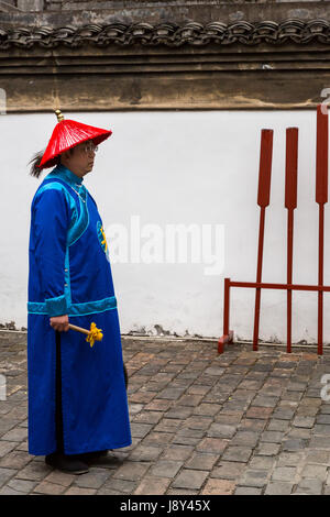 Guilin, Chine. Artiste de l'histoire orale dans le costume officiel de la Cour de la Dynastie Qing. Banque D'Images
