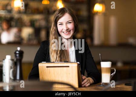 Belle jeune femme d'affaires à pause café sur shopping trip Banque D'Images