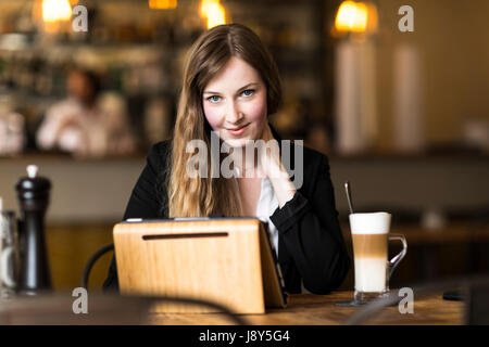 Belle jeune femme d'affaires à pause café sur shopping trip Banque D'Images