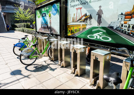 Bangkok, Thaïlande - 15 janvier 2015 : blanc et vert Bangkok location de vélos à sourire d'une station d'accueil sur la route de Sathorn Banque D'Images