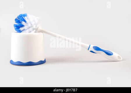 Bleu en plastique brosse wc isolé sur fond blanc Banque D'Images