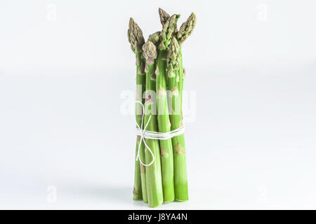 Gerbe de l'asperge isolée sur fond blanc Banque D'Images