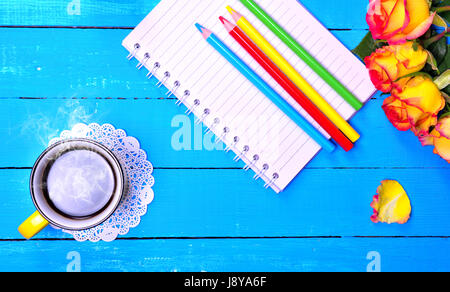 Ordinateur portable papier vide et crayons de couleur avec une tasse de café noir, vue du dessus Banque D'Images