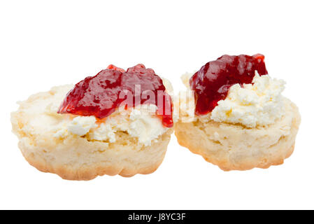 Scone avec crème fouettée et de la confiture de fraise, découper ou isolé sur un fond blanc. Banque D'Images