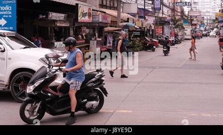 Motos de trafic à soi et soi Buakhao Pattaya Thailande Diana Intersection la plus dangereuse sur un jour nuageux sombre Banque D'Images