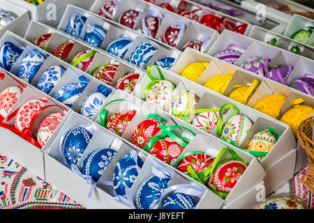 - Oeufs de Pâques peints à la main avec des couleurs naturelles - Folk Art Banque D'Images