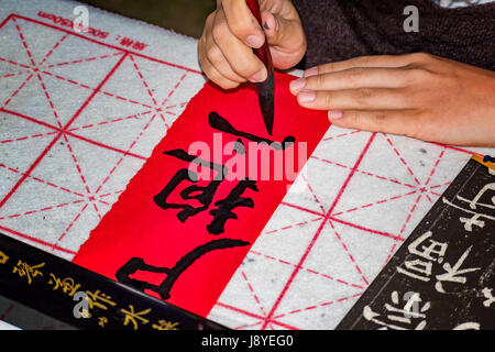 Calligraphe - Chinese girl faisant de l'exercice de calligraphie Banque D'Images