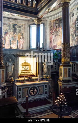 Rome. L'Italie. Basilica di San Pietro in Vincoli, châsse contenant les chaînes de Saint Pierre sous l'autel principal. Banque D'Images