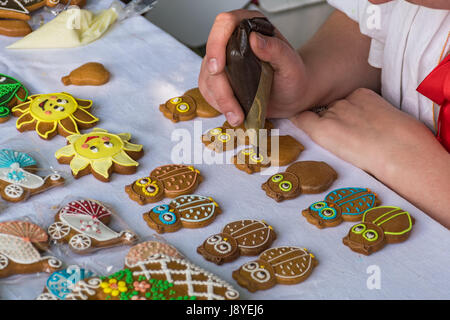 Les peintures de fille des gâteaux au miel faits maison (Medovnik) - Folk Art Banque D'Images