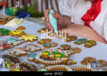 Les peintures de fille des gâteaux au miel faits maison (Medovnik) - Folk Art Banque D'Images