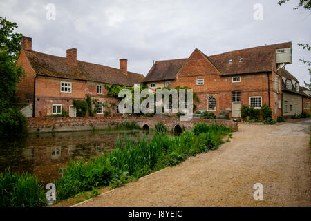 Sur le moulin de Flatford Rivière Stour, East Bergholt, dans le Suffolk, UK. Le domaine appelé 'Pays de Constable', dans laquelle le 19ème centuary 30's anglais Banque D'Images