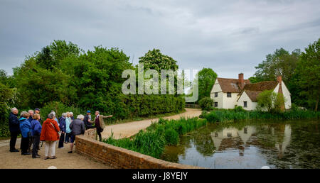 Groupe de touristes avec un guide près de Willy Lotts House, près de l'Deadham et de blocage sur le moulin de Flatford Rivière Stour, East Bergholt, dans le Suffolk, UK. La zone r Banque D'Images