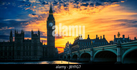 Vue de Big Ben et Westminster Bridge au coucher du soleil, London, UK Banque D'Images