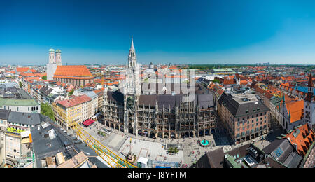 Munich, Allemagne - le 7 juin 2016 : vue aérienne sur l'hôtel de ville de Marienplatz à Munich, Allemagne Banque D'Images