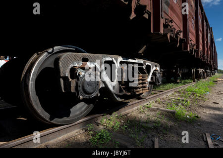 Close-up bogie train autorail diesel acier roues sur les voies. Banque D'Images