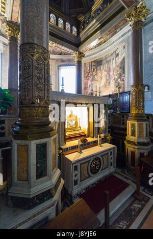 Rome. L'Italie. Basilica di San Pietro in Vincoli, châsse contenant les chaînes de Saint Pierre sous l'autel principal. Banque D'Images