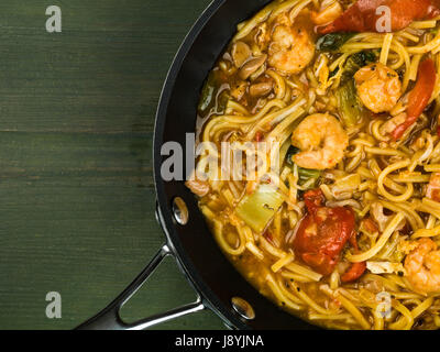 Nouilles thaï langoustines épicées sur un fond vert with copy space Banque D'Images