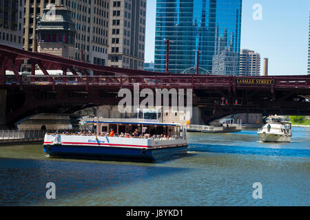 La rivière Chicago Illinois près de Côté Nord Marina City skyscrapers reflet reflet miroir en verre contemporain moderne blue sky abstract pattern Banque D'Images