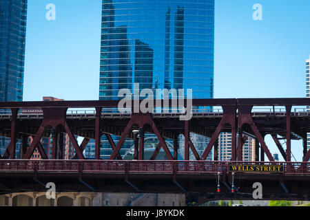 §Lire Rivière Chicago Illinois Wells Street Bridge 200 North Riverside Plaza gratte-ciel en verre réfléchissant la réflexion contemporaine moderne miroir ciel bleu Banque D'Images