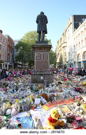 Les gens rendent hommage aux victimes de l'attentat de Manchester. Banque D'Images