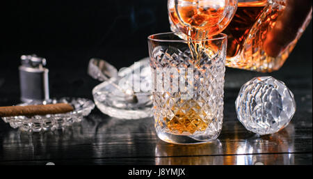 Verser whisky écossais à partir d'une carafe en cristal dans un tumbler Banque D'Images