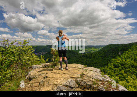 Femme sportive de prendre une photo d'un beau panorama. Prendre une photo avec téléphone mobile / smartphone / handy, Bad Urach, Alpes Souabe, Allemagne Banque D'Images