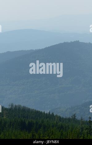 Une vue sur les montagnes, à la fois proche et au loin à l'Horizon Banque D'Images