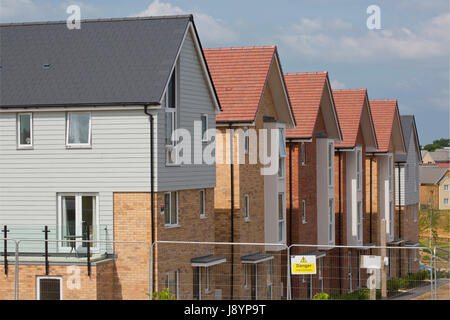 Une rangée de nouvelles maisons sur une grande mise en voie d'achèvement Banque D'Images