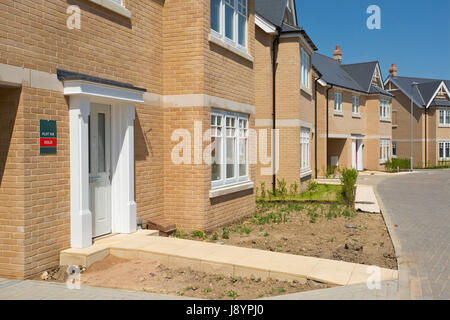 Une rue dans un vide complet la plupart du développement de nouveaux logements, avec des maisons vendues avant la fin Banque D'Images