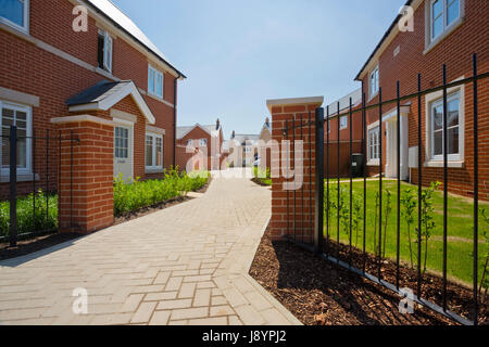 Une rue dans un vide complet la plupart du développement de nouveaux logements, avec des maisons vendues avant la fin Banque D'Images