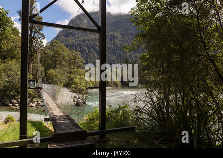 Swinging bridge sur la voie hollyford Nouvelle-Zélande Banque D'Images
