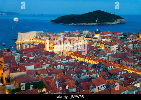 La mer Adriatique et la vieille ville avec l'église St Blaise, Dubrovnik, Croatie Banque D'Images