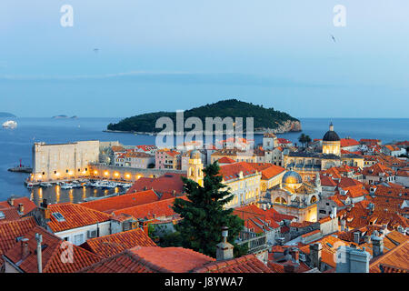 Mer Adriatique avec la vieille ville et l'église Saint Blaise, Dubrovnik, Croatie Banque D'Images