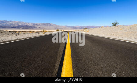 Route droite vide dans la Death Valley, Californie, USA Banque D'Images