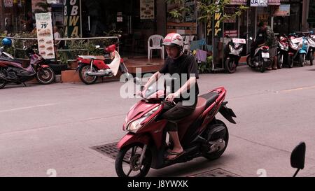 Motos de trafic à soi et soi Buakhao Pattaya Thailande Diana Intersection la plus dangereuse sur un jour nuageux sombre Banque D'Images